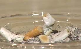 Ash tray full of cigarette butts / CNS-TV file photo